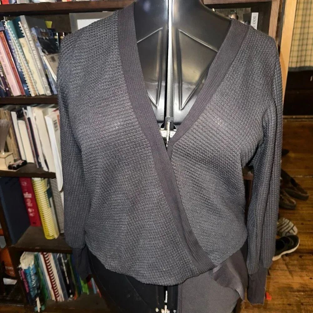 Evereve charcoal gray waffle knit crossover S high low top